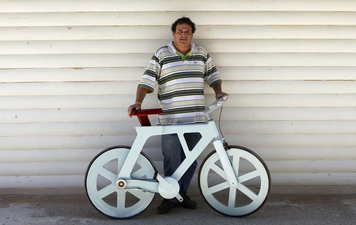 以色列发明家伊兹哈·加夫尼在阿希图夫与他的纸板自行车合影