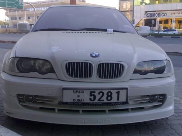 在dubai-2废弃的汽车