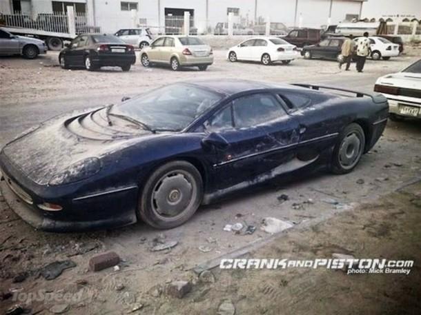 废弃的汽车在迪拜