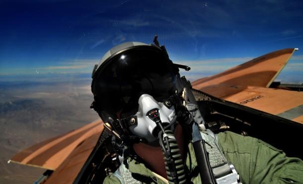 空军飞行员座舱