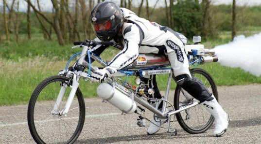 弗朗索瓦·吉西（Francois Gissy）在火箭式自行车上