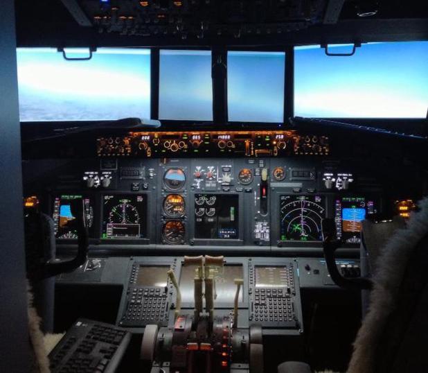 男人在孩子的房间里创建座舱