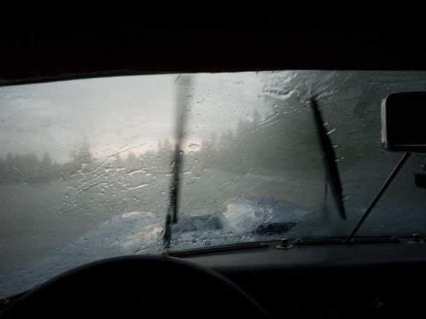 雨中的挡风玻璃