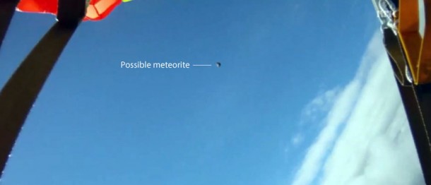 陨石在黑暗飞行中