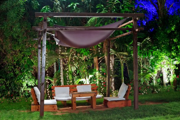 晚上浪漫露台，户外。