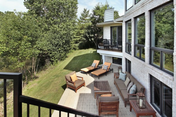 带木家具的露台