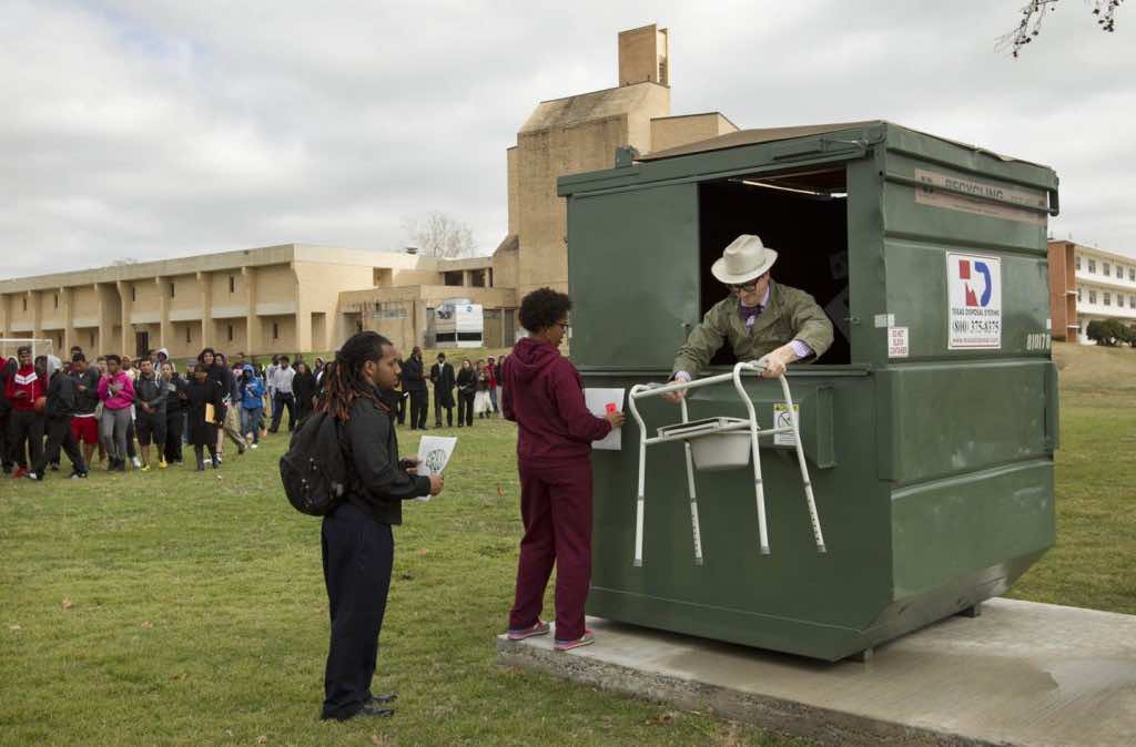 住在垃圾箱里的教授-垃圾箱教授