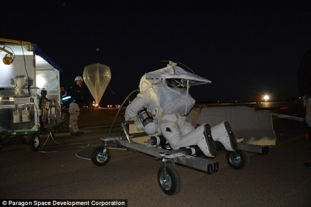 一名高级主管打破了菲利克斯·鲍姆加特纳的最高跳伞记录