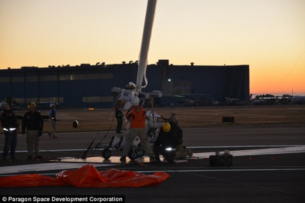 一名高级主管打破菲利克斯·鲍姆加特纳的最高跳伞记录