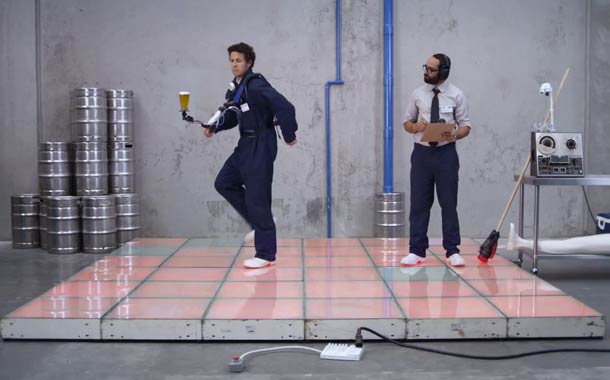 防溢的啤酒跳舞