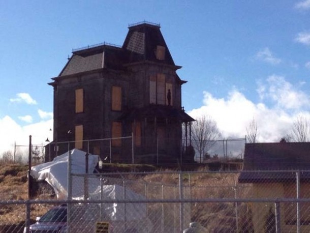 被大自然认领的废弃布景