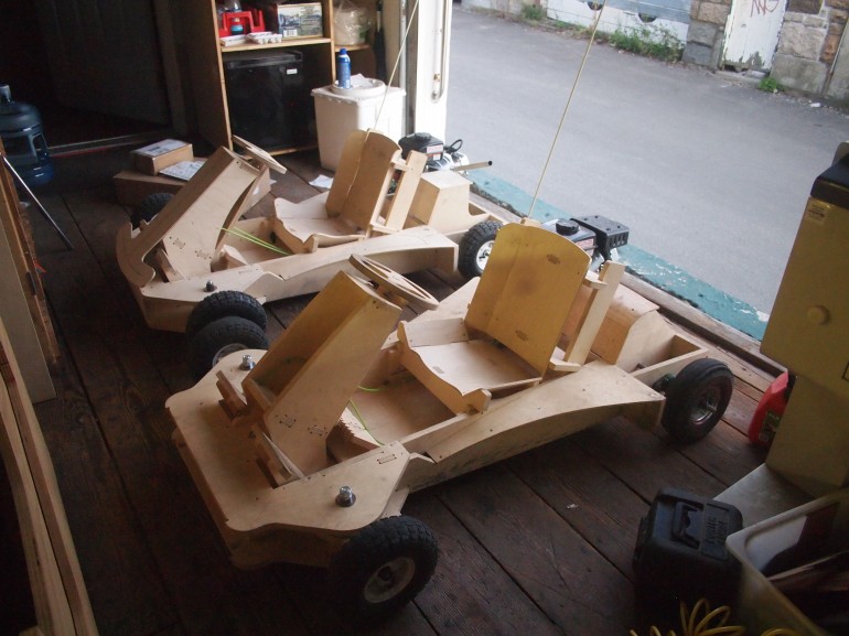 由PlyFly8设计的平板卡丁车