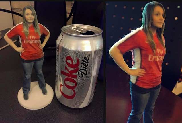 这是他3D打印他的朋友时得到的