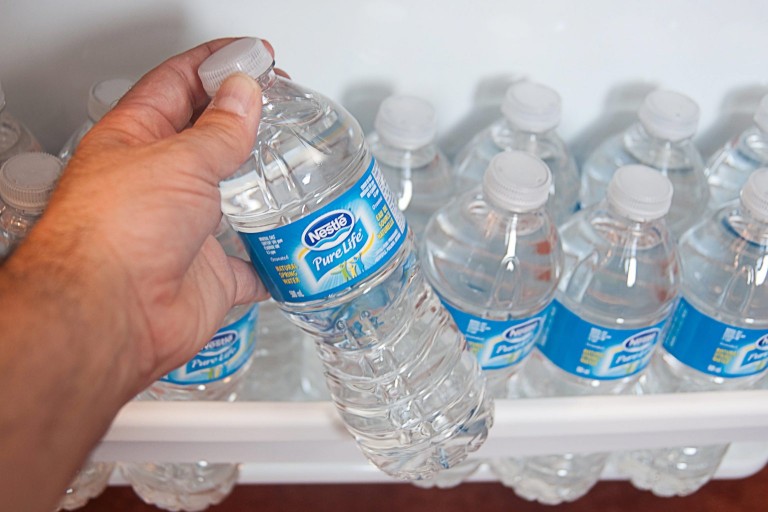 确保你检查标签之前你买瓶水