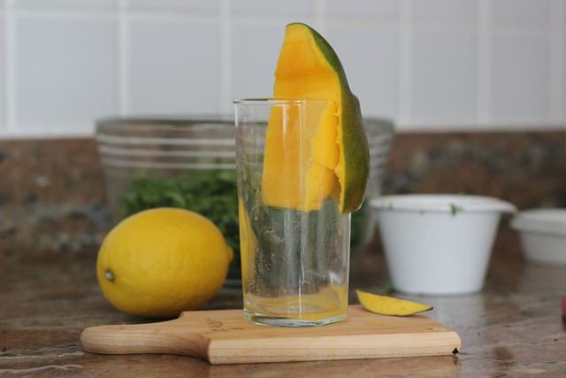 用玻璃去皮芒果