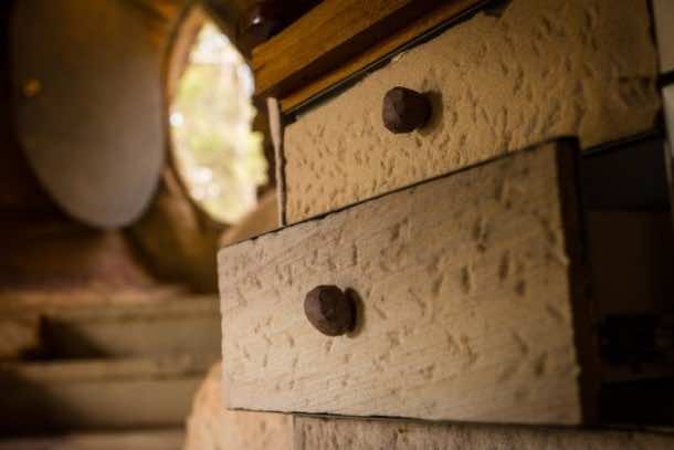 蓝山惊人的崖顶洞穴之家