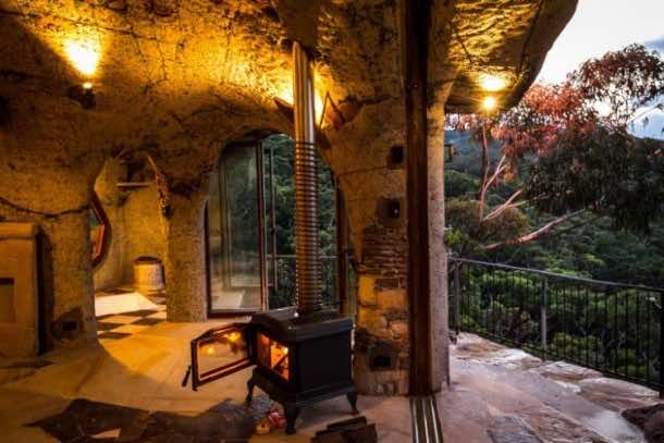 蓝山惊人的崖顶洞穴之家