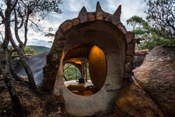 蓝山惊人的崖顶洞穴之家