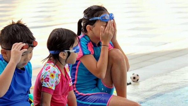 游泳后眼睛发红是由于尿液而不是氯