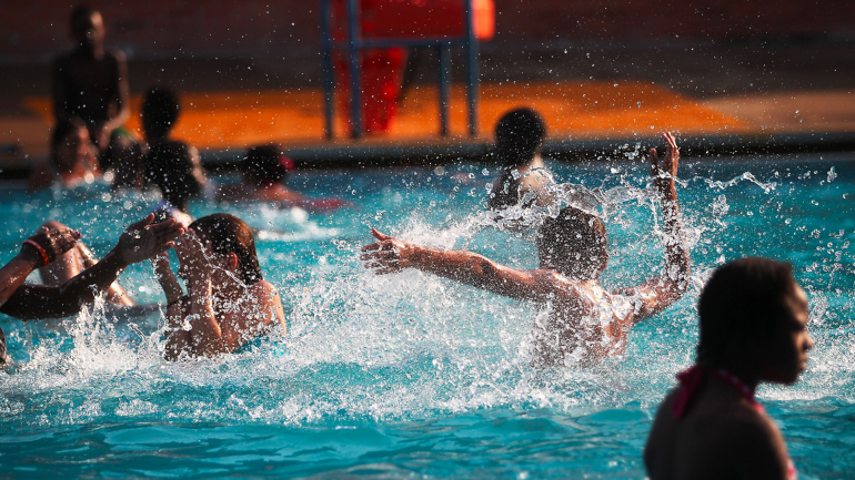 红眼睛游泳后由于尿液和氯