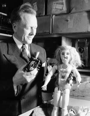 1949年2月9日，在加州旧金山，收藏家沃德·哈里斯(Ward Harris)手里拿着一个会说话的金属躯干玩偶，这是托马斯·爱迪生(Thomas Edison)发明的。哈里斯另一只手拿着娃娃的内部机械装置，里面有一个轮子，上面有留声机的印痕。声音从娃娃顶部的圆锥体和脖子下面的洞里传出来。爱迪生把这个娃娃送给了新泽西州奥兰治一个快递员生病的女儿。它是已知存在的仅有的两个玩偶之一。另一个玩偶是亨利·福特的收藏品。(美联社图片/欧内斯特·k·贝内特)