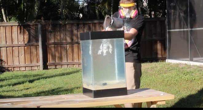 熔化的铝在水球