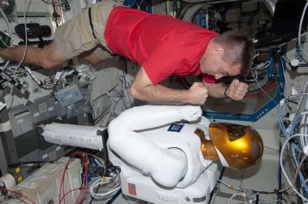 宇航员保存他们的尿液，并将其带回地球，在那里燃烧。原因3