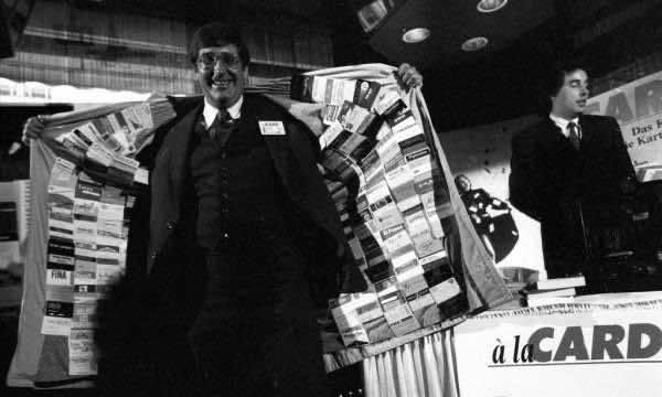 塑料棒先生拥有1497个有效信用卡2