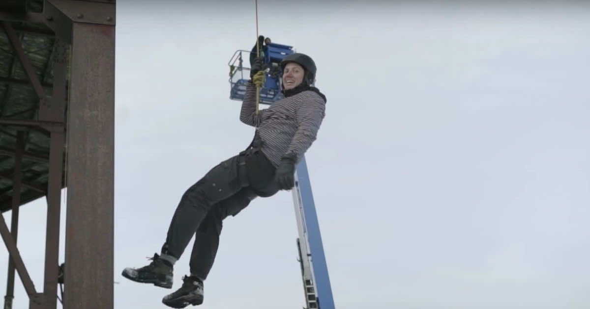 为了进行科学实验，物理学家将他的生命置于界限