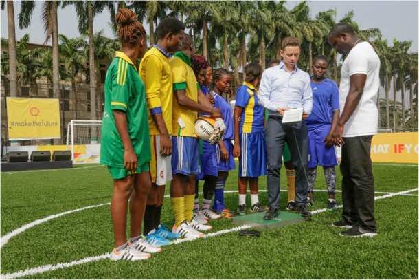 在这个球场上奔跑为探照灯供电