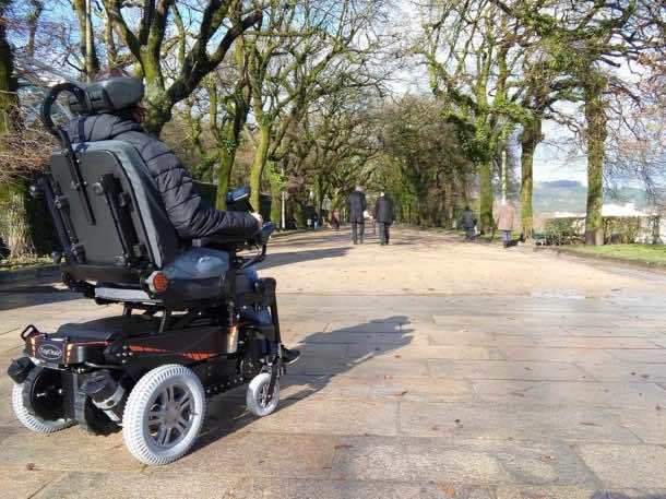 TopChair-S轮椅可以轻松移动楼梯8