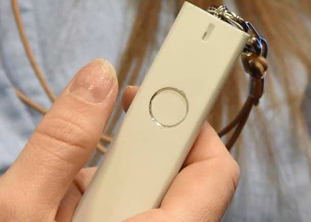 Ili是一个可穿戴语言实时翻译器由Logbar 3