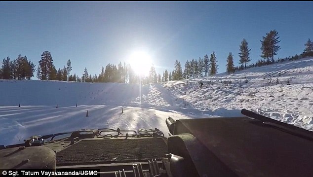 美国坦克向挪威滑行