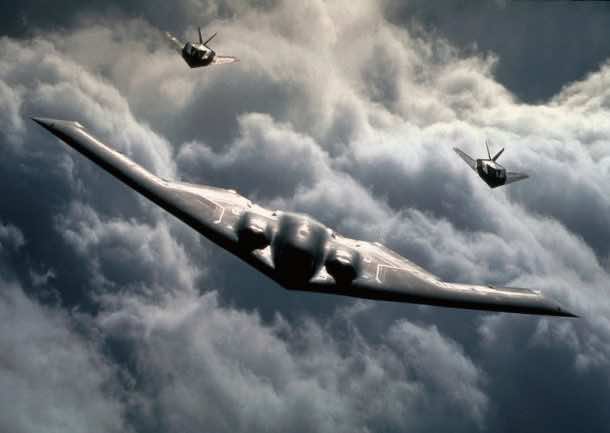 2003年8月7日——美国空军一架B-2“精灵”和两架B-117A“夜鹰”编队飞行。B-2“精神”是一种多用途轰炸机，能够投送常规弹药和核弹。这是一种技术上的巨大飞跃，是美国轰炸机现代化计划的一个重要里程碑。B-2可以在短时间内通过以前坚不可摧的防御，在全球任何地方提供强大的火力。F-117A夜鹰是世界上第一架利用低可见隐身技术的作战飞机。这种精确打击飞机可以穿透高威胁空域，使用激光制导武器打击关键目标。美国空军照片。(发布)