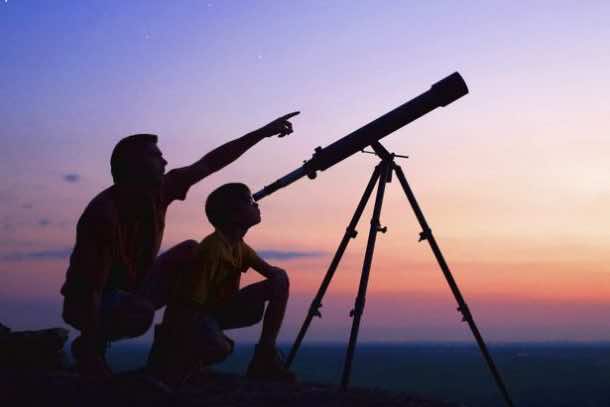 观看红色星球，因为它在十年中最接近地球的方法2