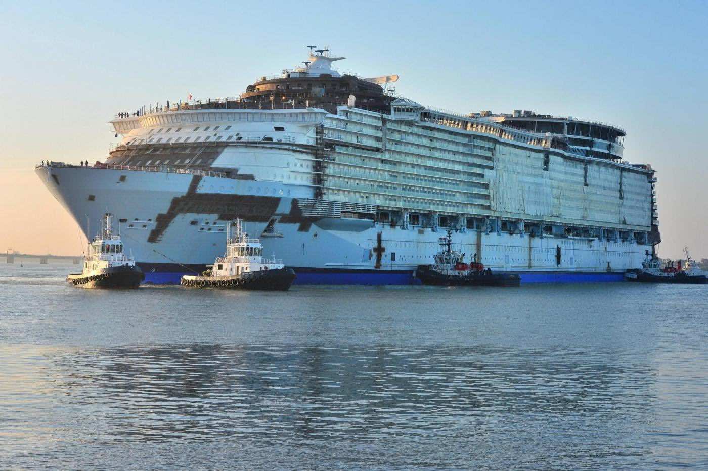 世界上最大的邮轮炫耀未来派的码头码头18