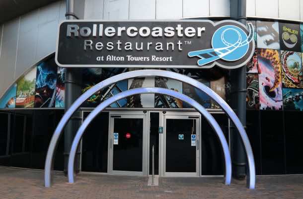 英国一家快餐店通过过山车送餐