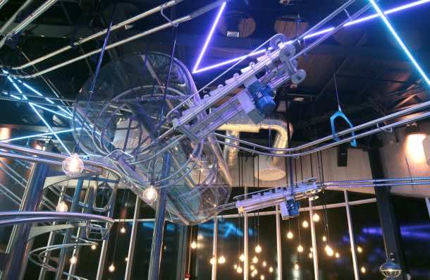 英国一家快餐店通过过山车送餐