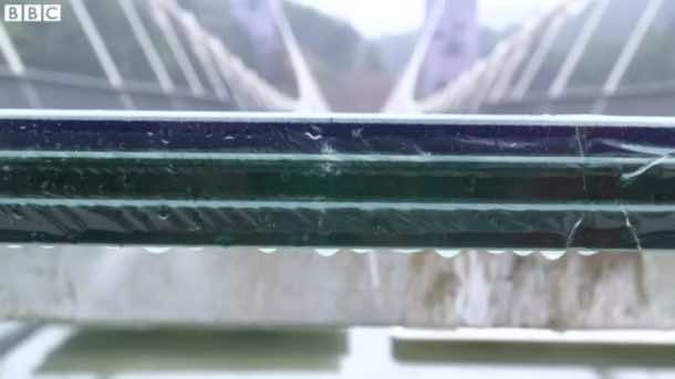 中国世界上最高和最长的玻璃桥获得大锤处理_IMAGE 1