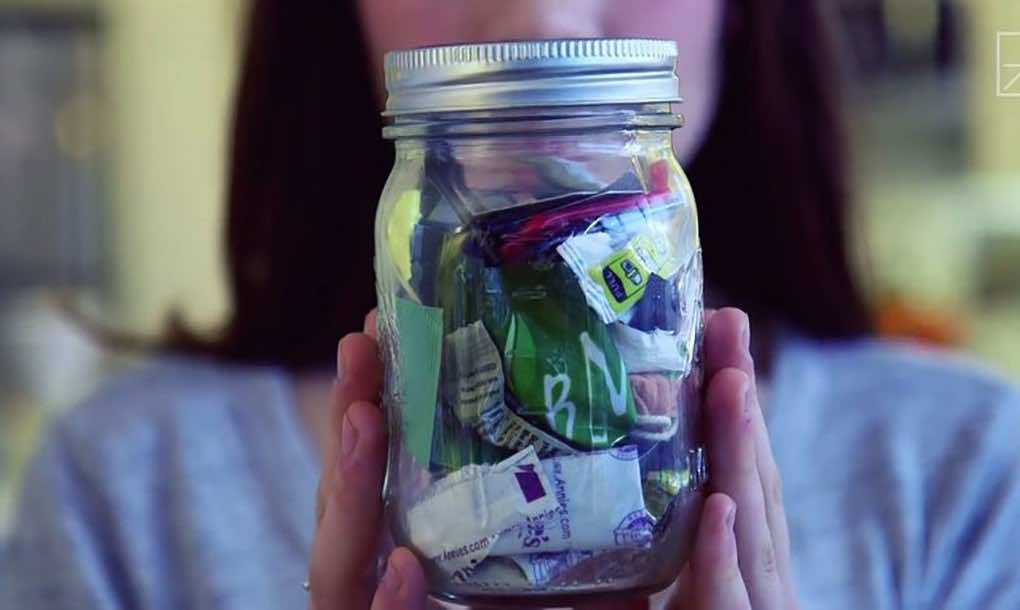 零废物妇女可以在一个小罐子里装两年的垃圾