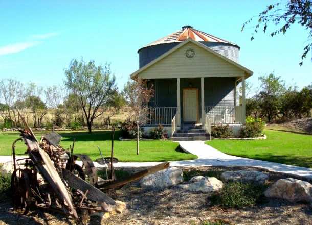 6废弃的粮仓被改造成时尚、现代的家