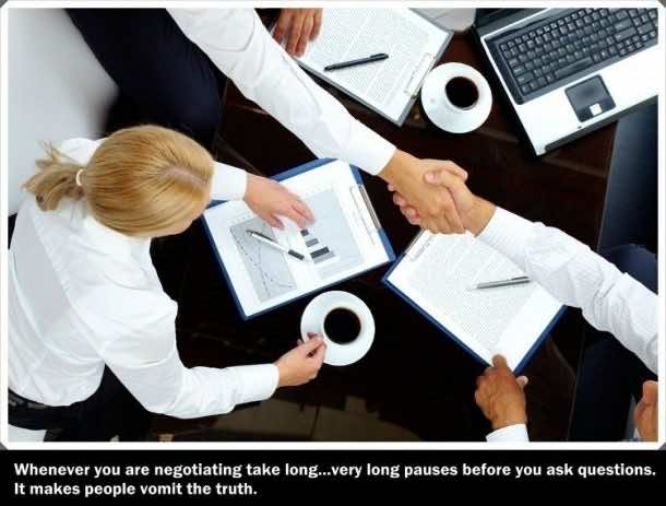 成功的合作伙伴在谈判后握手的图片