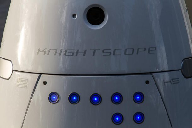 硅谷一家购物中心的机器人保安袭击了一名幼儿，然后完全否认了这一点