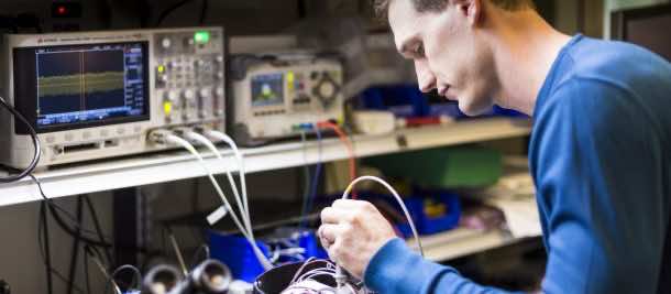 Microsoft研究人员Ethan Jackson正在领导项目预感。图片来源：Money.cnn.com