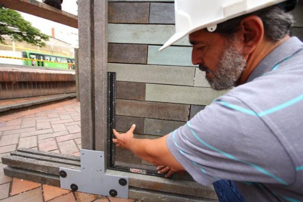 这些房子是用回收的塑料砖建造的