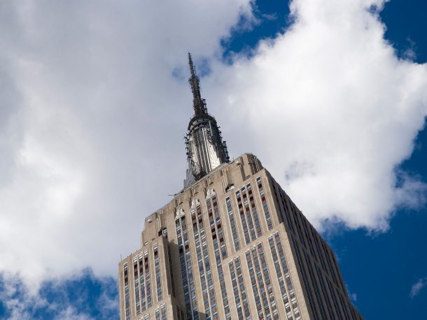 观看闪电击中帝国大厦的视频