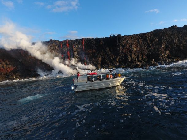 目睹熔岩流入夏威夷海洋时形成的新土地