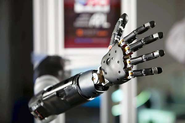 DEKA设计的Luke Arm。图片来源:约翰霍普金斯大学应用物理实验室。