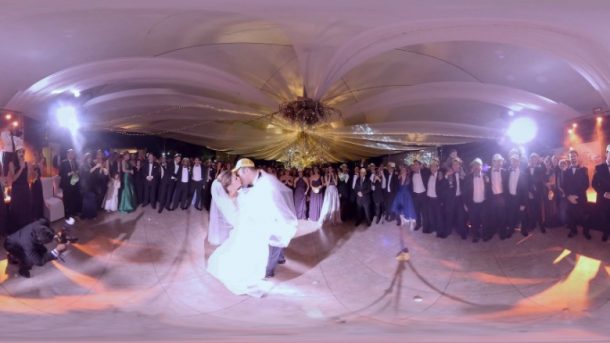 VR中的婚礼舞。学分：Money.cnn.com