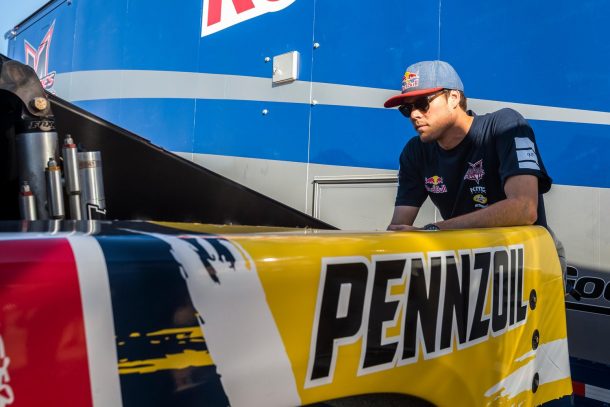 Bryce Menzies在他的卡车里跳了379英尺，创造了新的世界纪录